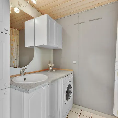 5 Bedroom Awesome In *